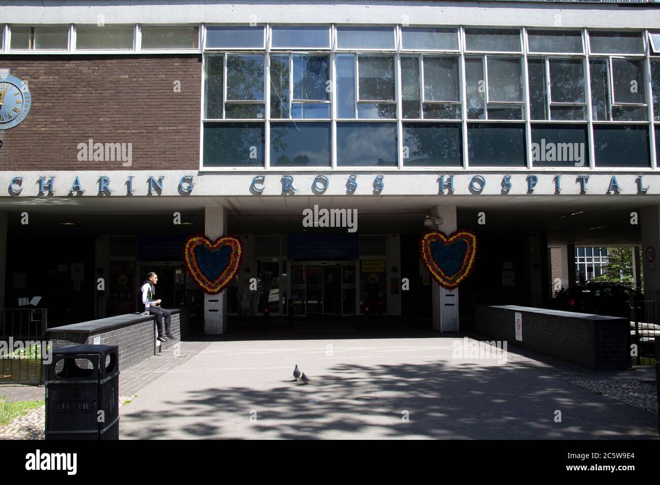 L'entrata principale al Charing Cross Hospital con cuori colorati di arcobaleno durante la pandemia del coronavirus, Fulham Palace Road, Hammersmith London UK Foto Stock