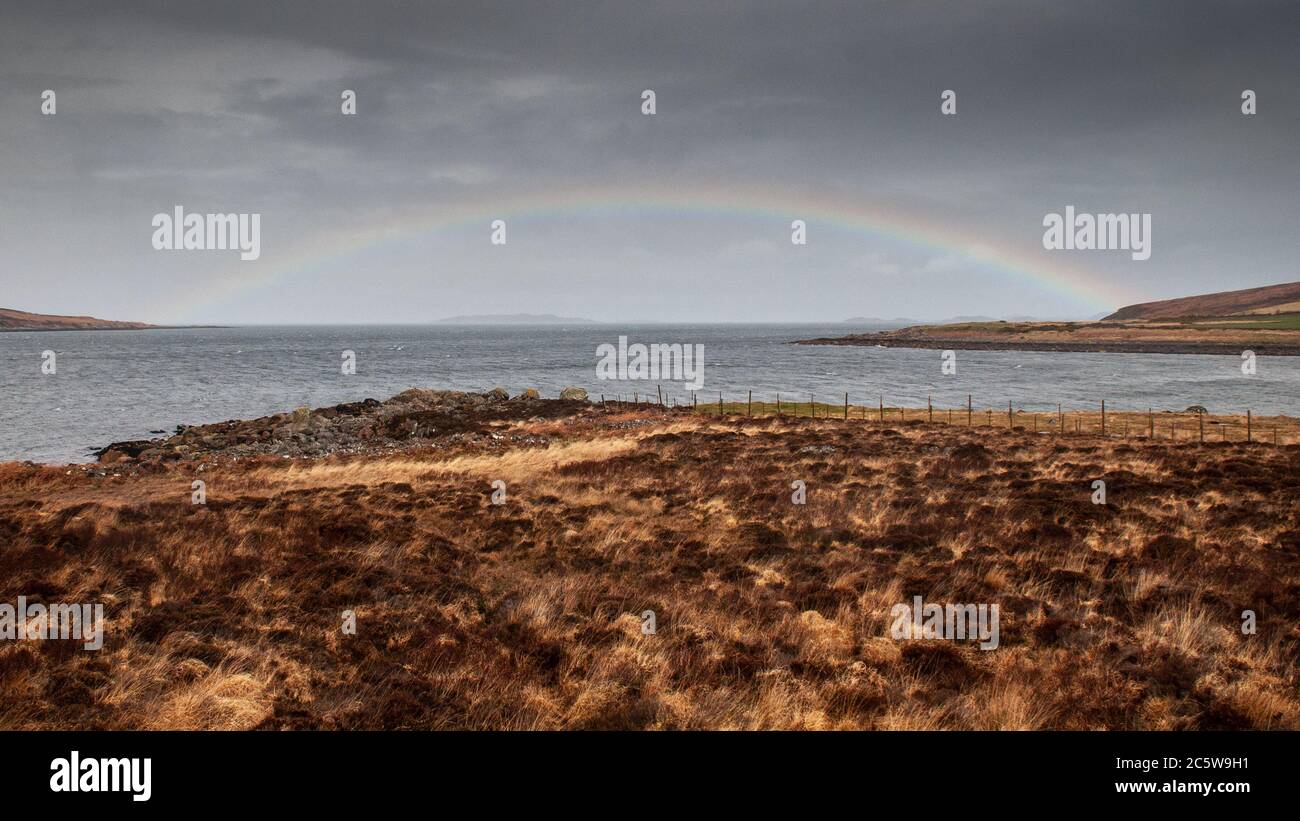 Un arcobaleno si arcate sulla Baia di Gruinard e sulle Isole estive sulla costa delle Highlands nordoccidentali della Scozia. Foto Stock