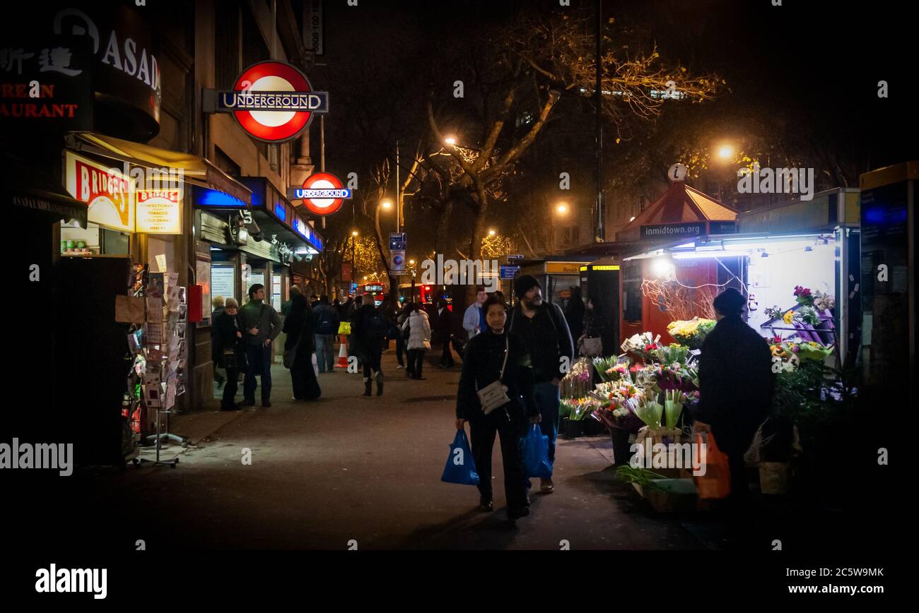 Londra, Inghilterra, Regno Unito - 31 dicembre 2010: I pedoni passano la stazione della metropolitana di Holborn su Kingsway a Londra. Foto Stock