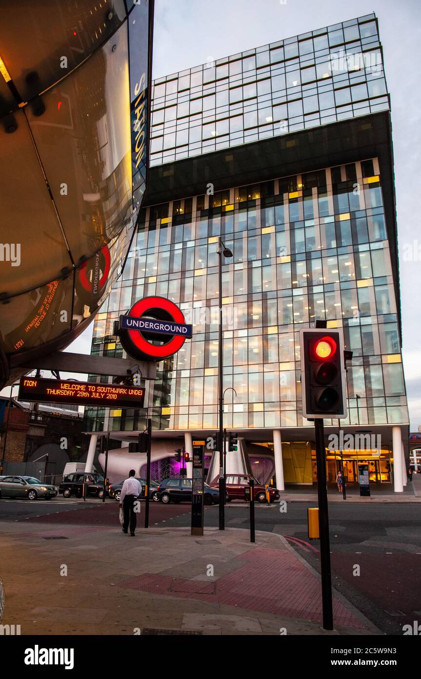 Londra, Inghilterra, Regno Unito - 29 luglio 2010: Il tramonto cade sulla stazione della metropolitana di Southwark e l'ufficio di Palestra House su Blackfriars Road nel sud di Londra. Foto Stock