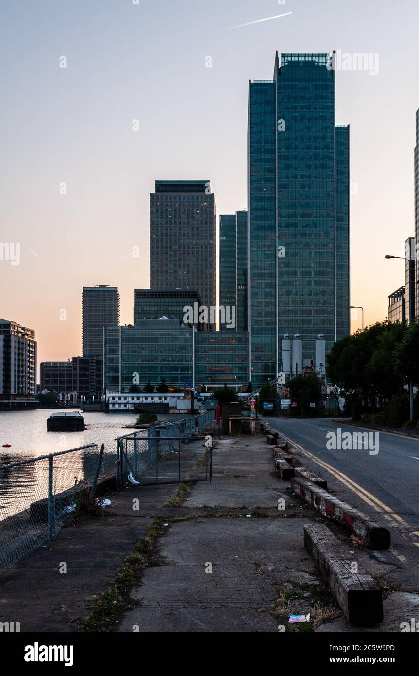 Londra, Inghilterra, Regno Unito - 26 giugno 2010: I moderni grattacieli di uffici in vetro e acciaio e gli edifici di appartamenti di Canary Wharf sorgono dietro il derelict qu Foto Stock