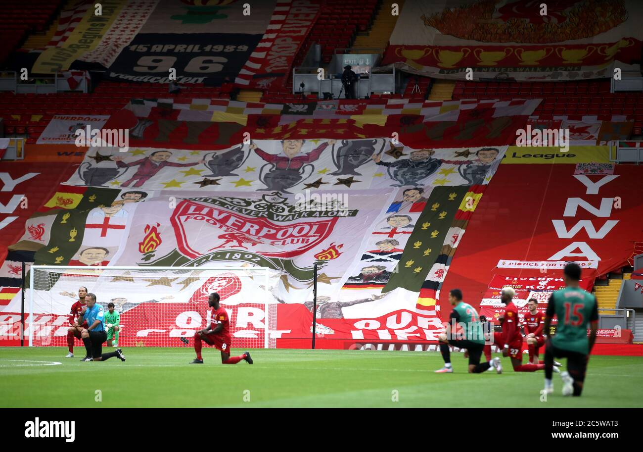 I giocatori prendono un ginocchio a sostegno del movimento Black Lives Matter prima della partita della Premier League ad Anfield, Liverpool. Foto Stock