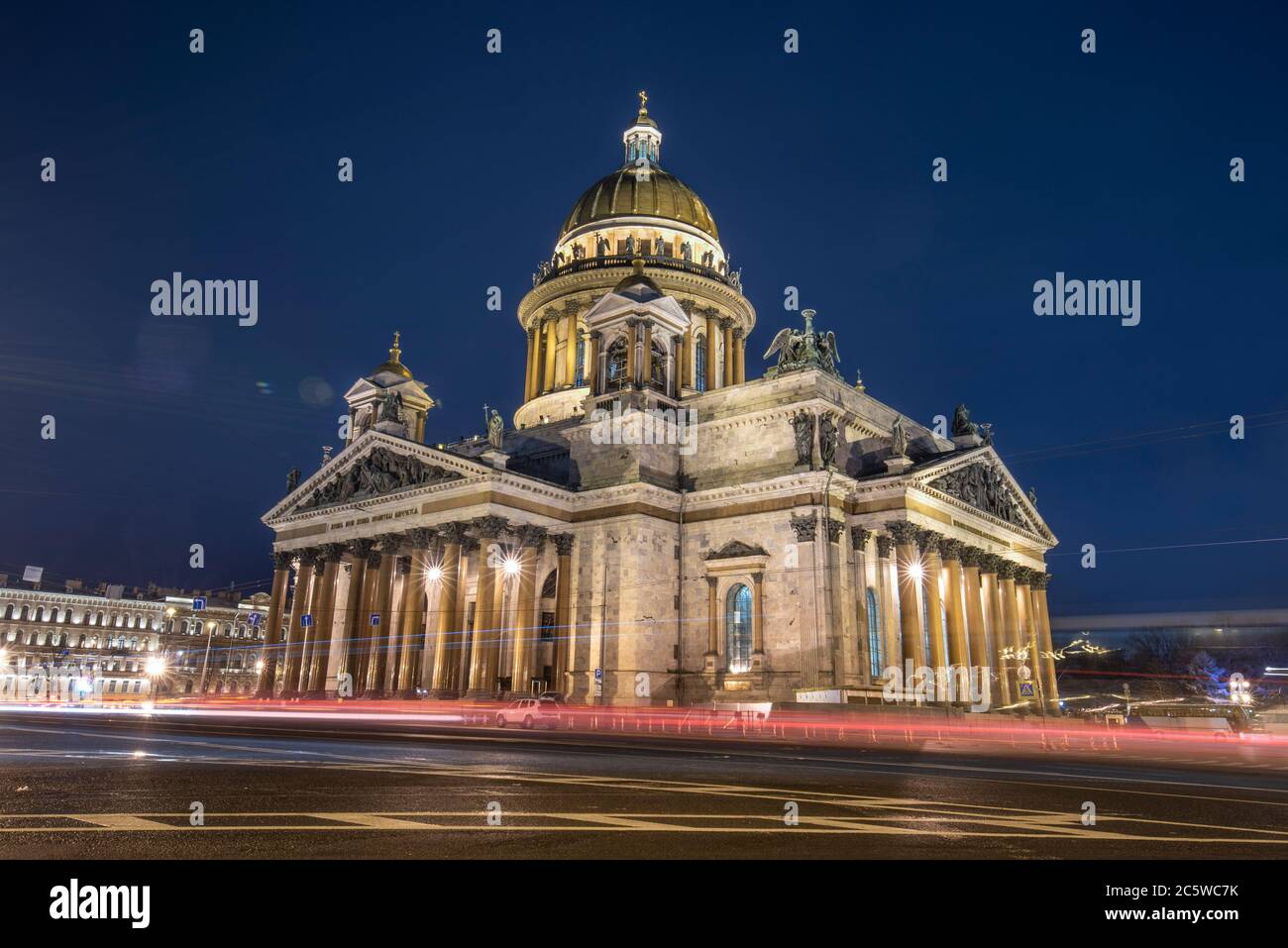 La Cattedrale di Sant'Isacco o Isaakievskiy Sobor è la più grande chiesa ortodossa russa (sobor) della città di San Pietroburgo, Russia di notte Foto Stock