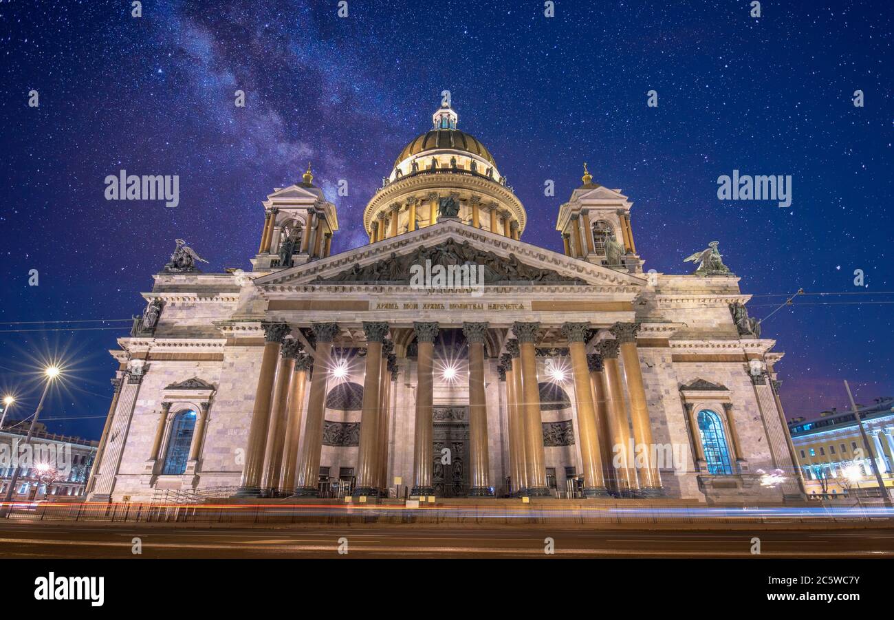 La Cattedrale di Sant'Isacco o Isaakievskiy Sobor è la più grande chiesa ortodossa russa (sobor) della città di San Pietroburgo, Russia di notte Foto Stock