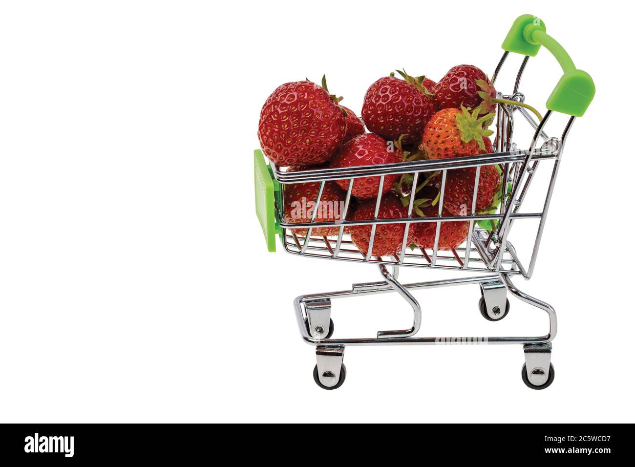 Primo piano vista delle fragole rosse nel carrello su sfondo bianco. Foto Stock