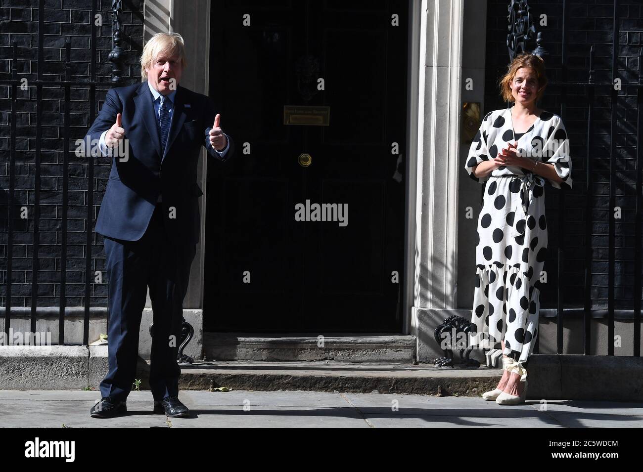 Nell'ambito delle celebrazioni per il compleanno dell'NHS, il primo ministro Boris Johnson e Annemarie Plas, fondatore di Clap for Our Carers, fuori 10 Downing Street, Londra, si uniscono alla pausa per applausi per salutare il 72° compleanno dell'NHS. Foto Stock