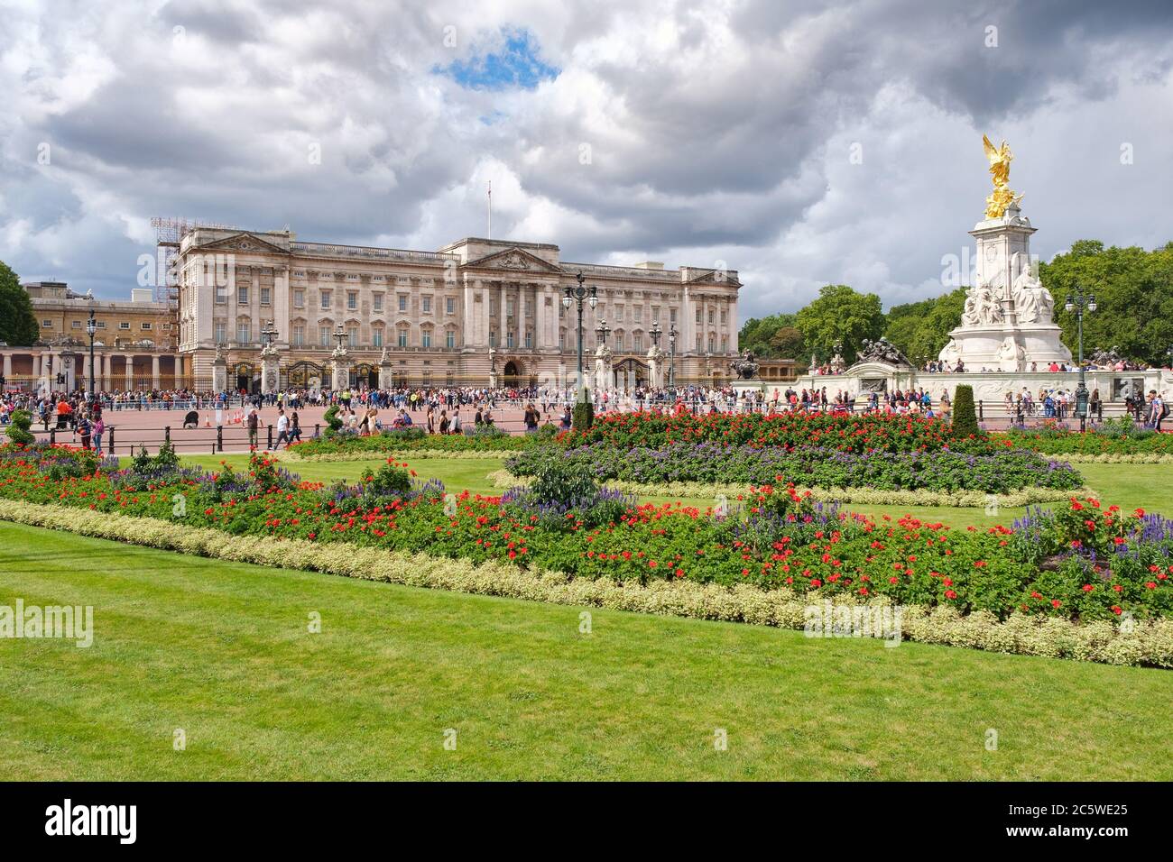 Buckingham Palace e i suoi giardini colorati a Londra Foto Stock