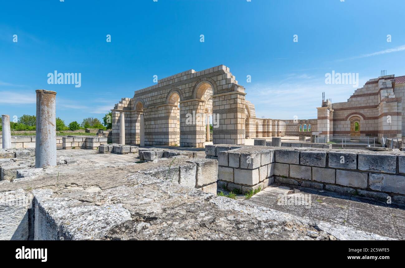 Pliska, Bulgaria e le rovine della Grande Basilica - la più grande cattedrale cristiana dell'Europa medievale. La capitale del primo impero bulgaro Foto Stock