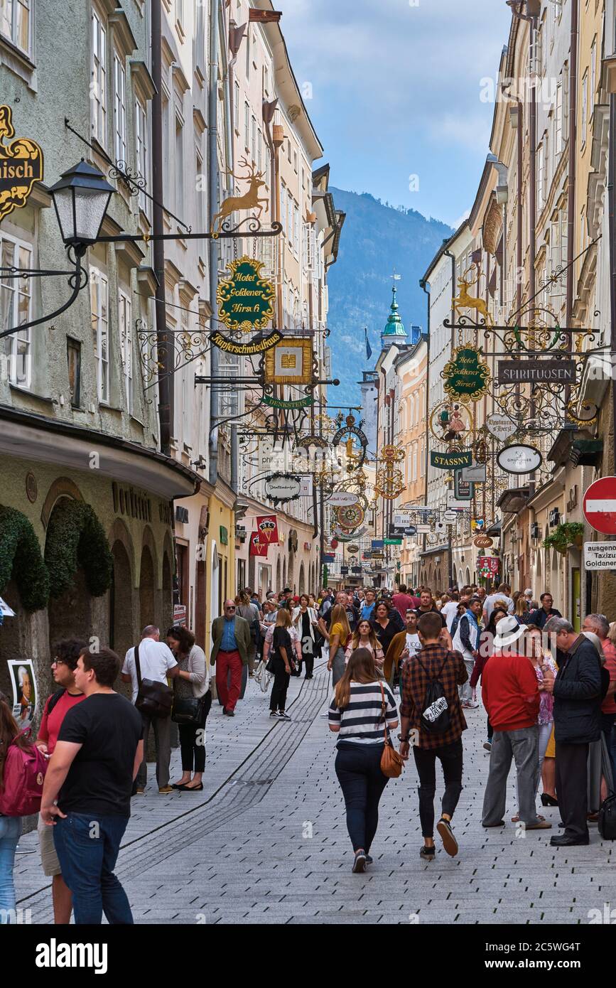 Turisti nel centro di Salisburgo, Austria Foto Stock