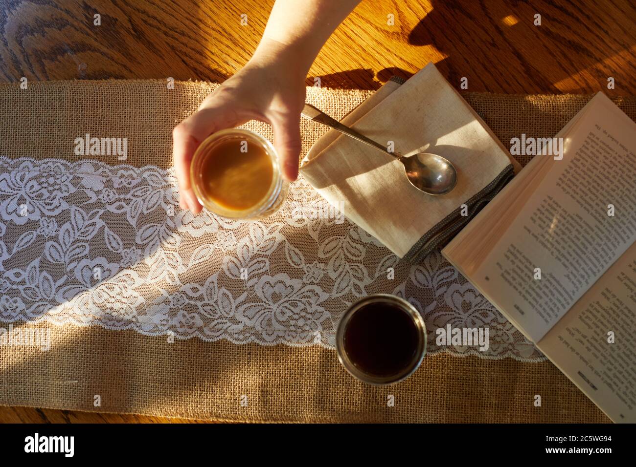 Caffè e lettura del mattino Foto Stock