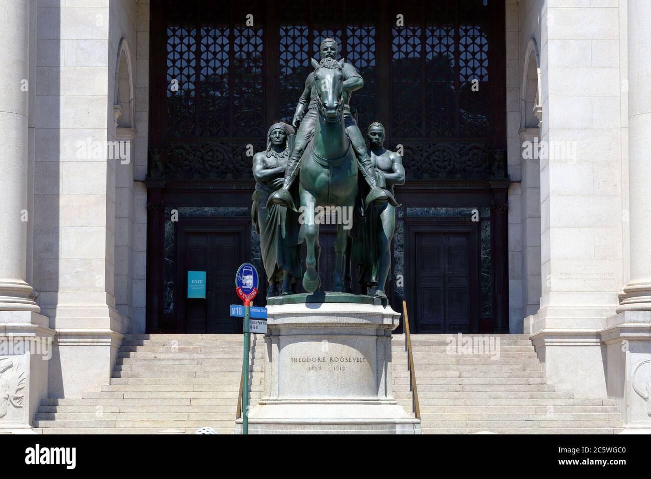 La 'Statua equestre di Theodore Roosevelt', una scultura in bronzo situata presso l'American Museum of Natural History di New York. Foto Stock