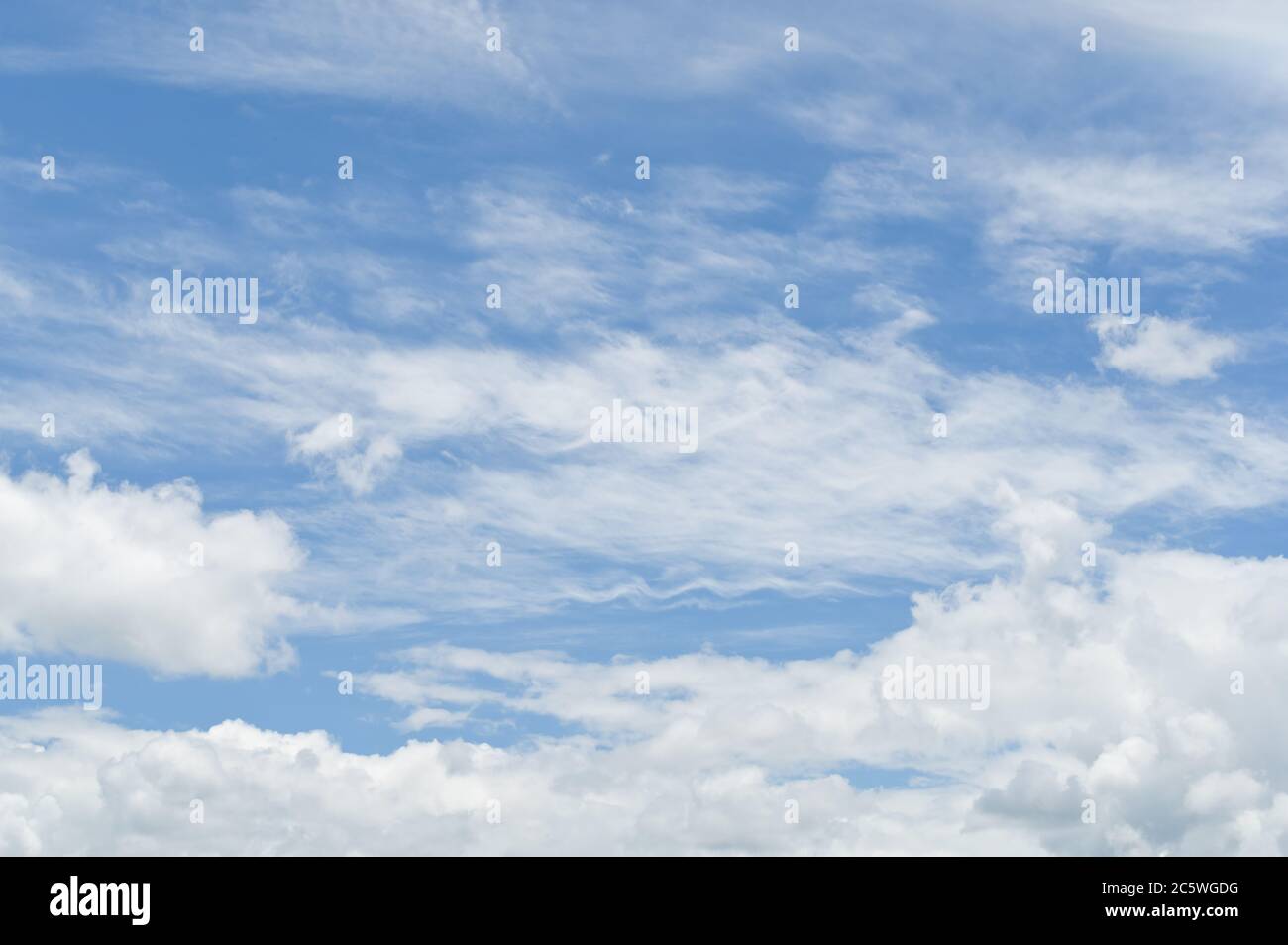 Freedom nuvole bianche nel cielo blu per sfondo naturale Foto Stock