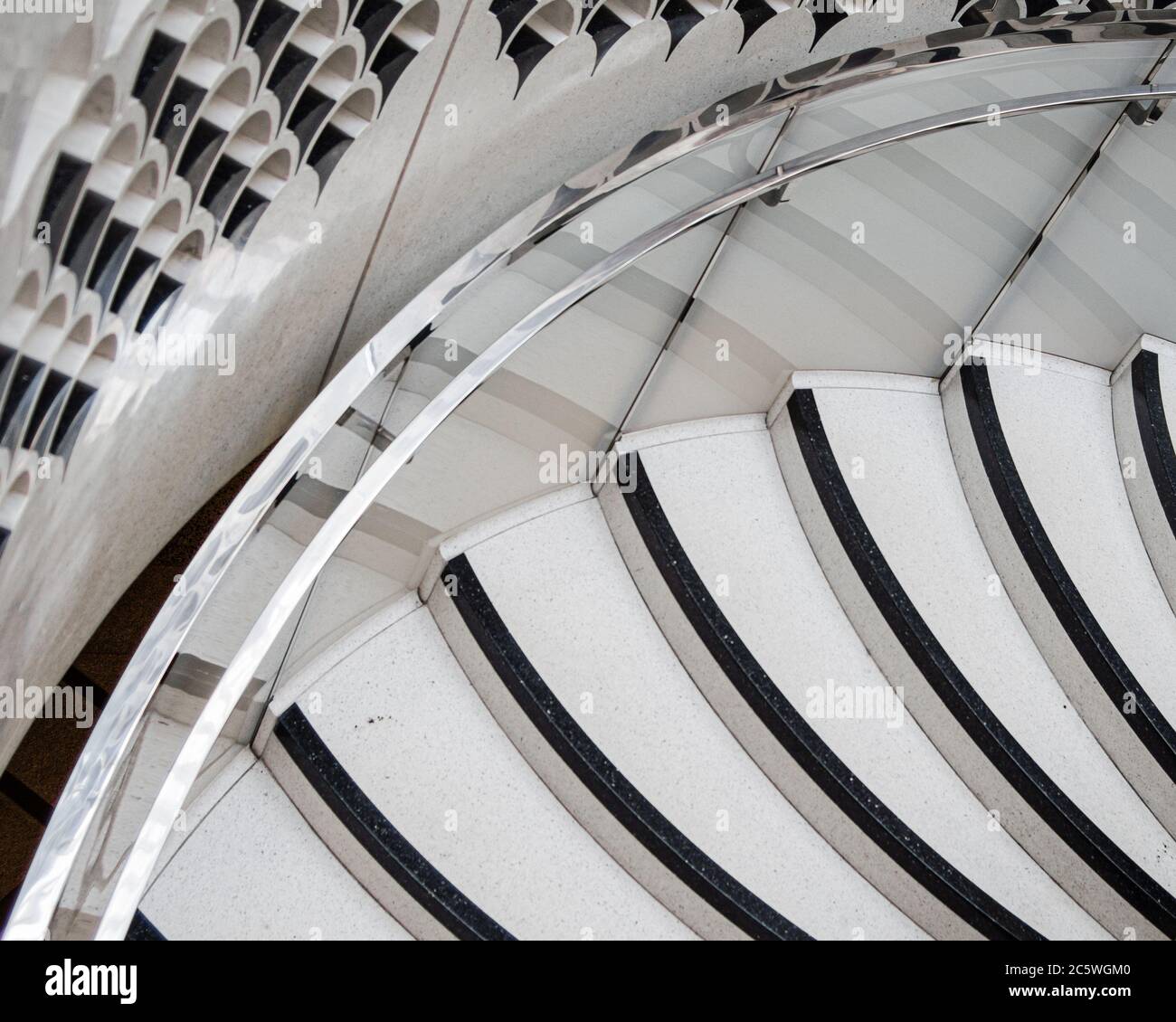 Scala a chiocciola in marmo bianco e nero a Tate Britain, Londra Foto Stock