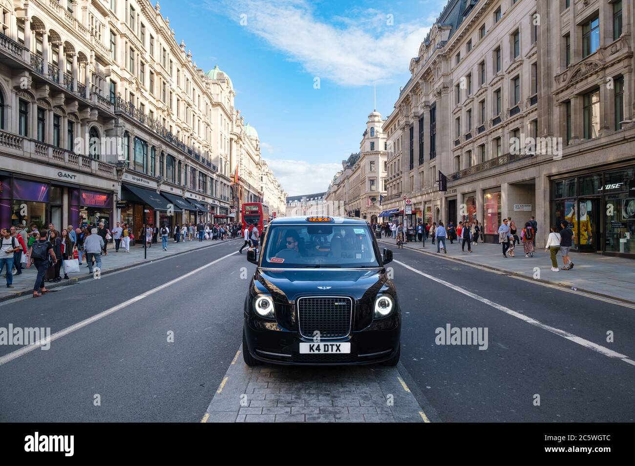 LONDRA, UK - AGOSTO 19,2019 : tipico taxi londinese alla famosa Regent Street nel centro di Londra Foto Stock