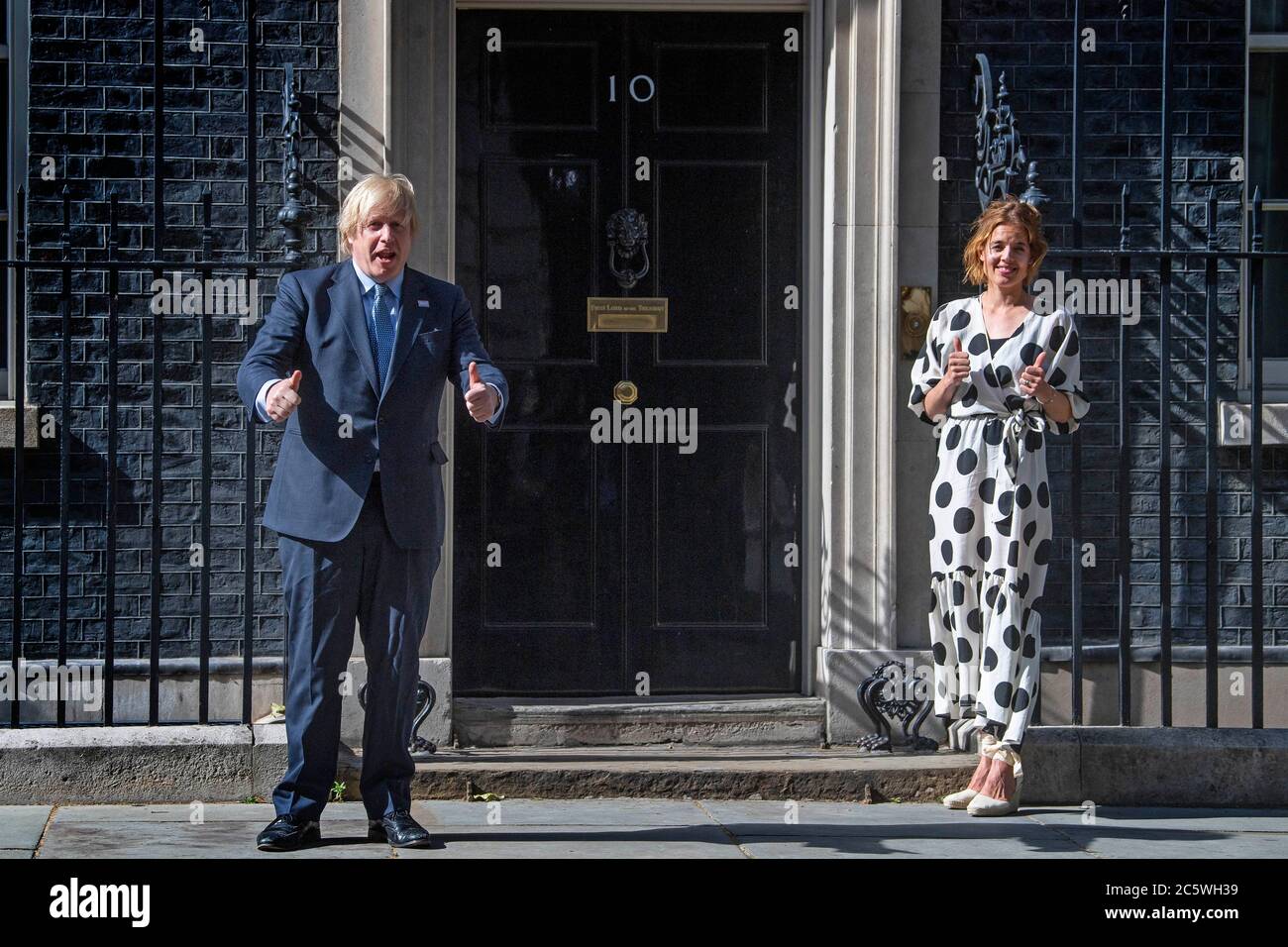 Nell'ambito delle celebrazioni per il compleanno dell'NHS, il primo ministro Boris Johnson e Annemarie Plas, fondatore di Clap for Our Carers, fuori dal 10 Downing Street, Londra, danno un pollice in su dopo aver partecipato alla pausa per gli applausi per salutare il 72 ° compleanno dell'NHS. Foto Stock