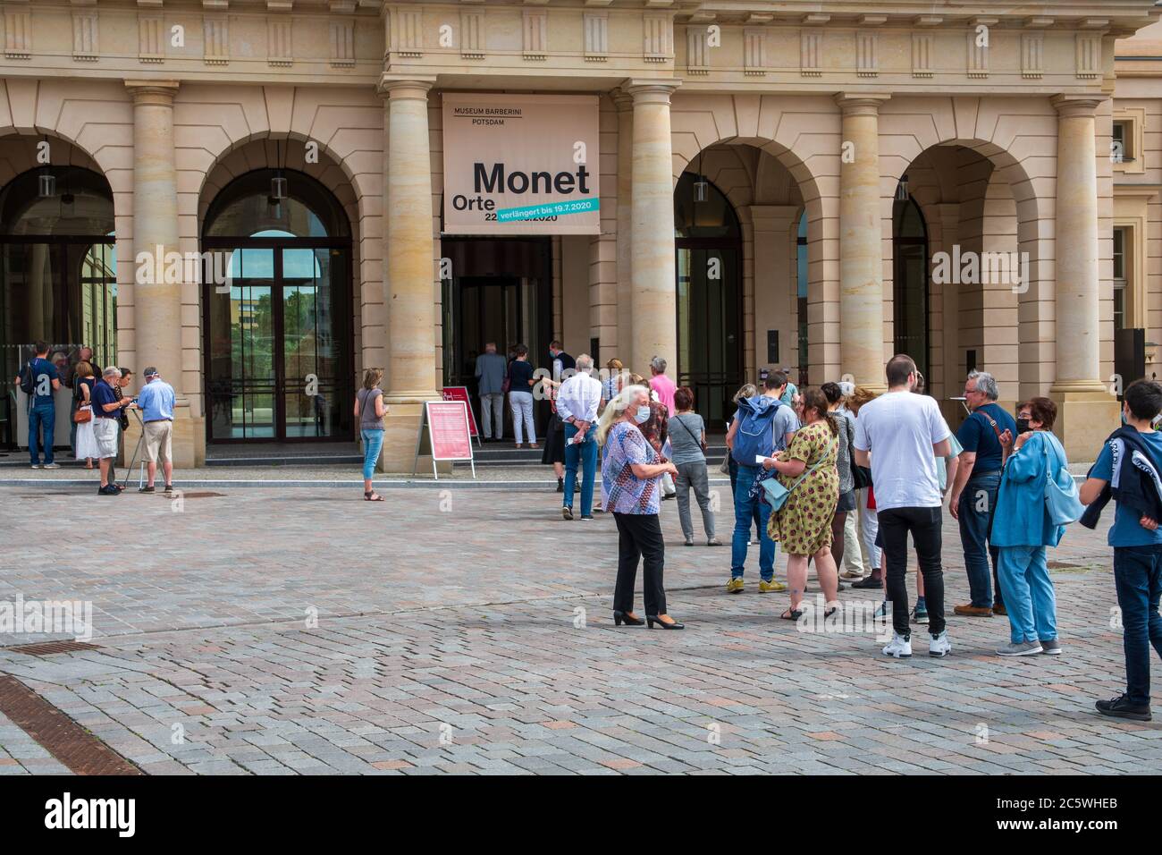 Potsdam / Germania, 04 2020 luglio: Persone alcune di loro indossano maschere stanno aspettando in fila per il Museo Barberini durante la pandemia del virus corona. Foto Stock