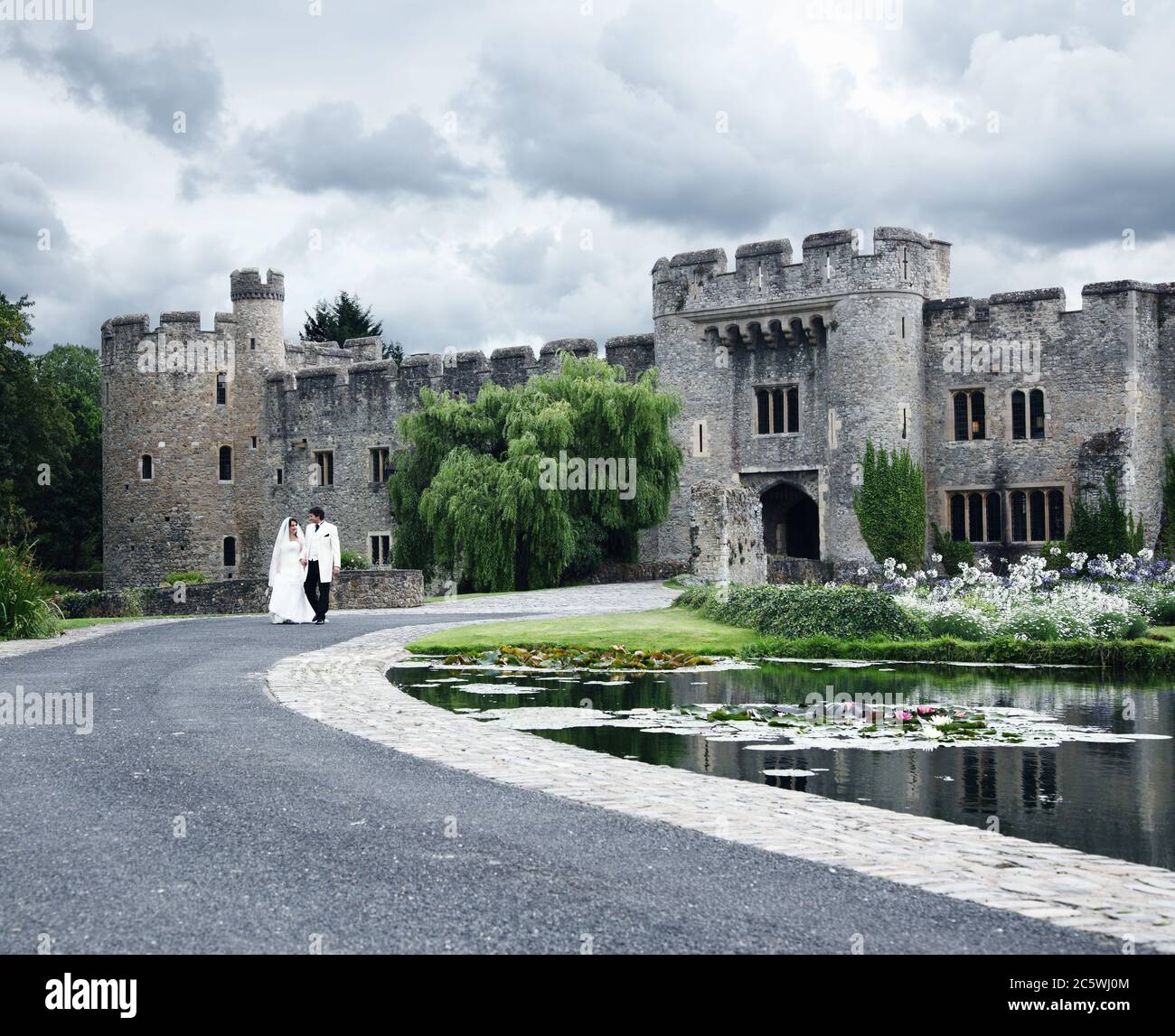 Passeggiata tra sposi e sposi al luogo di nozze di Allington Castle, Allington, Maidstone, Kent, Inghilterra, Regno Unito. Costruito in pietra, ormeggiato, costruito nel 12 ° e 13 ° secolo Foto Stock