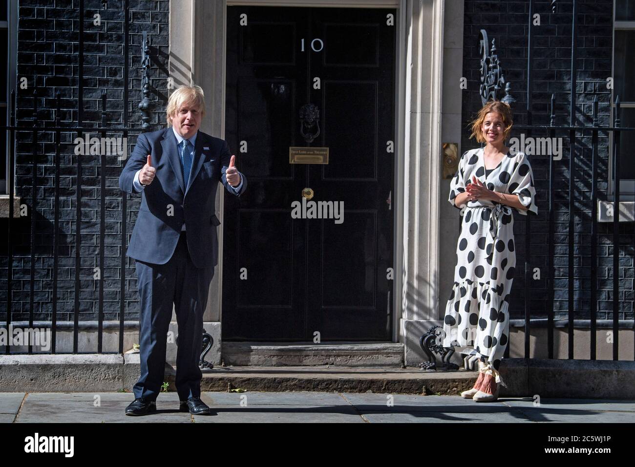 Nell'ambito delle celebrazioni per il compleanno dell'NHS, il primo ministro Boris Johnson e Annemarie Plas, fondatore di Clap per i nostri carers, fuori 10 Downing Street, Londra, dopo aver partecipato alla pausa per gli applausi per salutare il 72° compleanno dell'NHS. Foto Stock