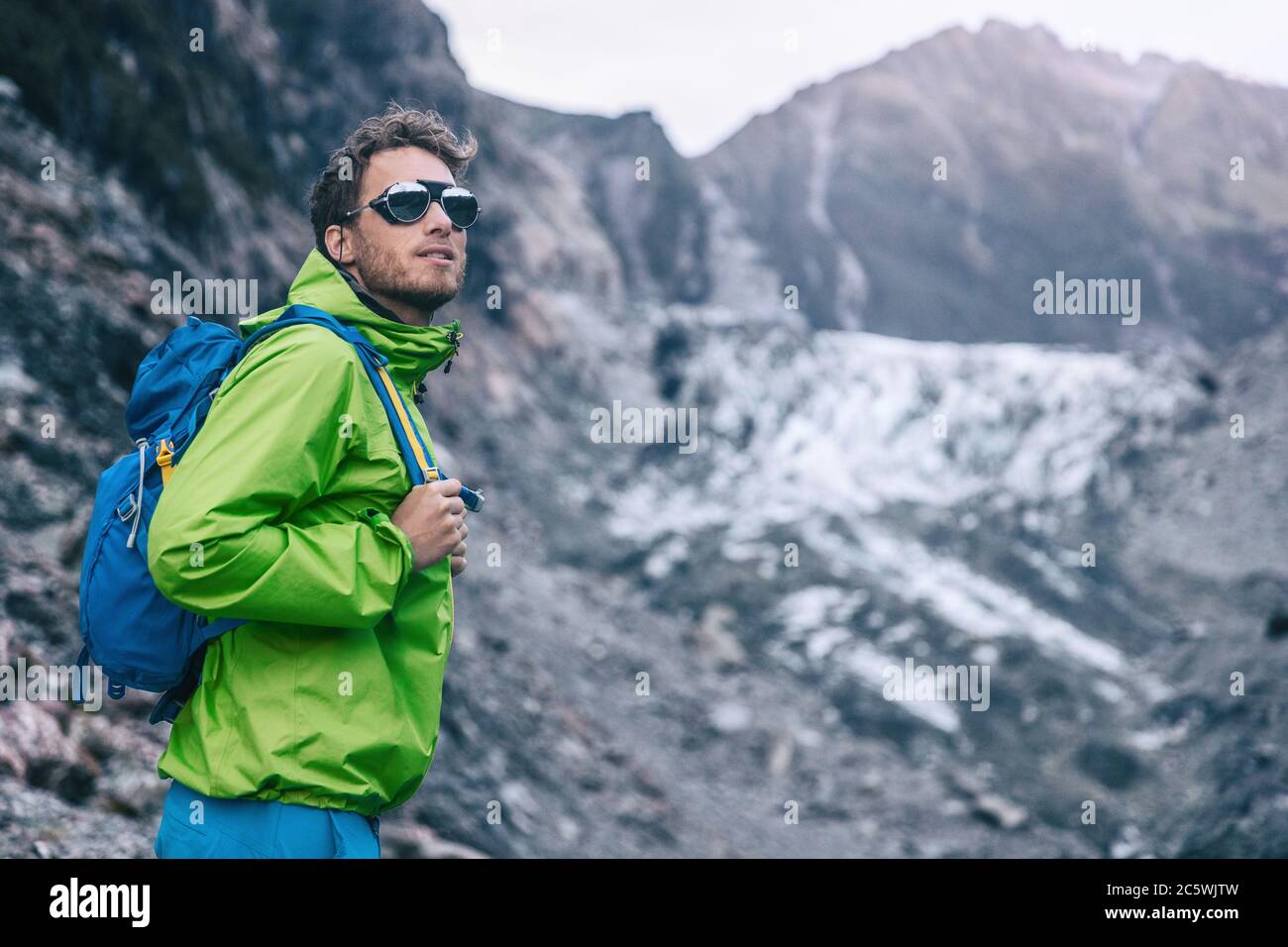 Avventura di viaggio in Nuova Zelanda. esploratore turistico backpacking nel paesaggio naturale di Franz Josef Glacier, Westland Tai Poutini National Park, Sud Foto Stock