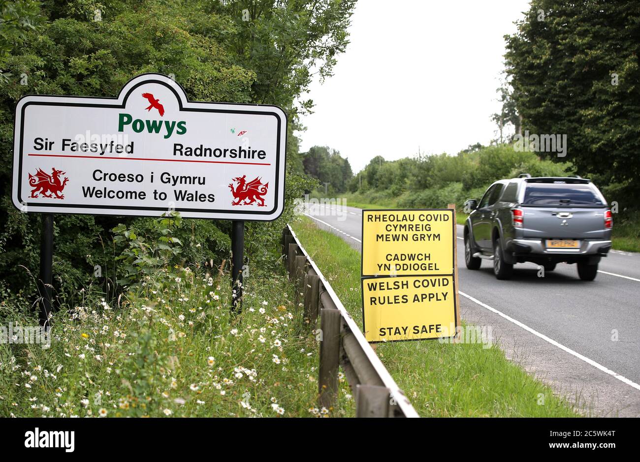 Un'auto passa oltre la linea di confine del Galles tra Galles e Inghilterra a seguito dell'allentamento delle restrizioni di blocco del coronavirus in tutta l'Inghilterra. Foto Stock