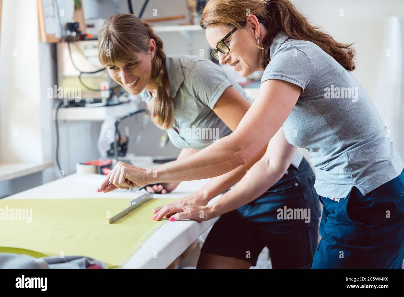 I progettisti discutono di un taglio di tessuto Foto Stock