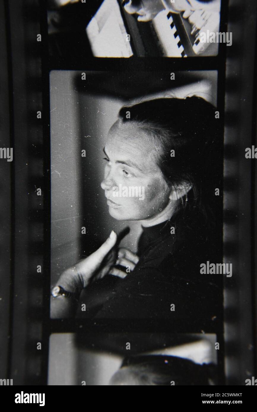 Fine anni '70 vintage contatto stampa in bianco e nero fotografia di una splendida donna dell'Europa orientale. Foto Stock