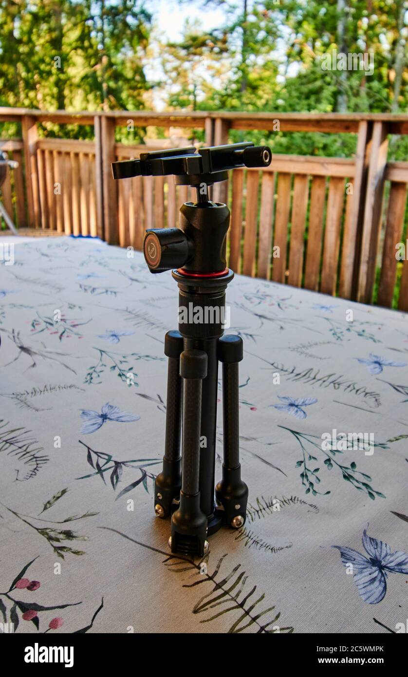 Molte volte si desidera viaggiare con un leggero imballaggio e una piccola macchina fotografica, quindi un piccolo treppiede è buono da avere. Foto Stock