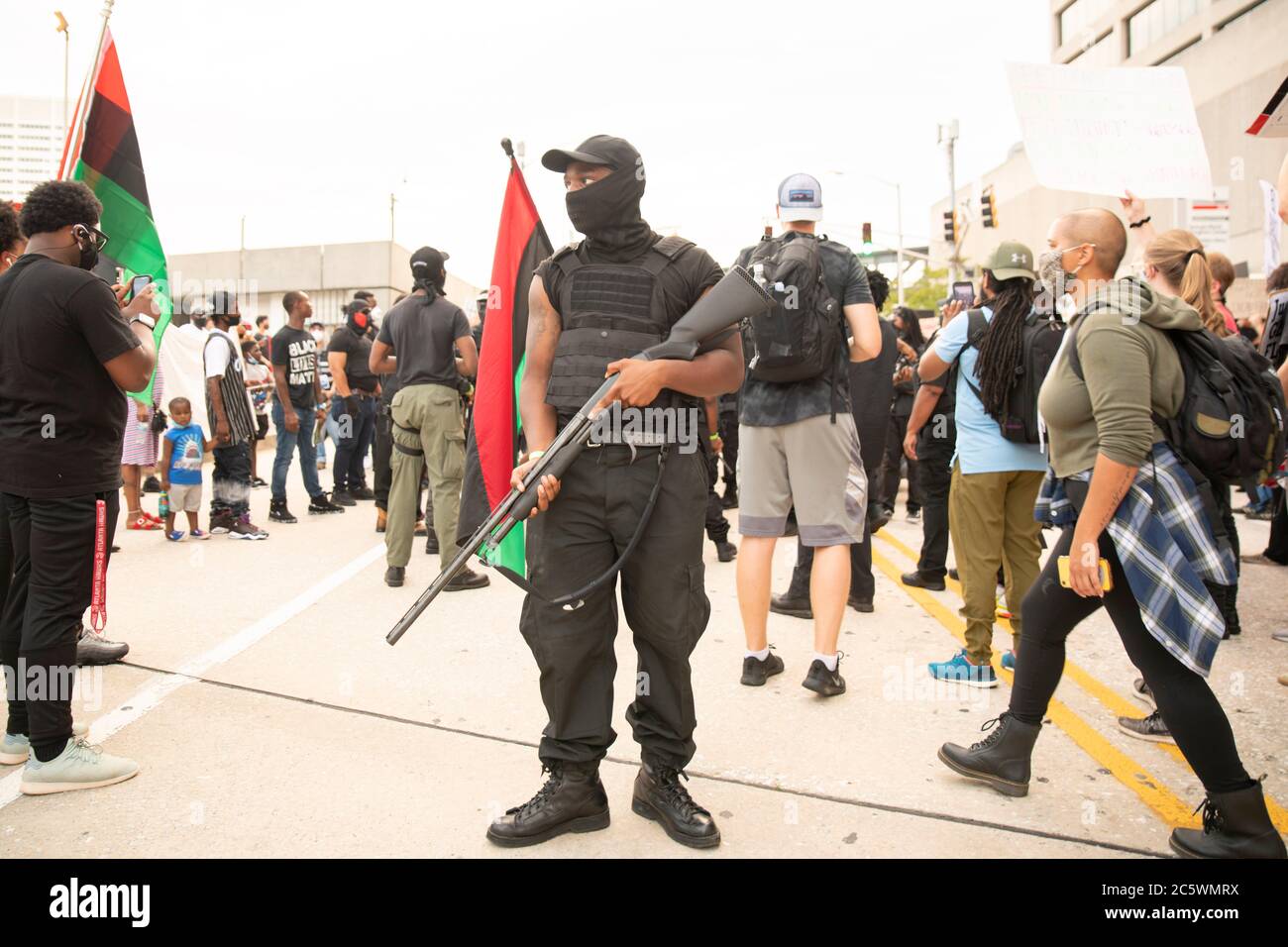 Atlanta, Georgia, Stati Uniti. 4 luglio 2020. I manifestanti si sono incontrati al CNN Center di Atlanta per una marcia che avrebbe terminato al Cleopas Johnson Park per un Rally per le riparazioni per richiedere riparazioni per ingiustizie sistematiche imposte alle popolazioni nere negli Stati Uniti alcuni manifestanti sono stati armati. Credit: Steve Eberhardt/ZUMA Wire/Alamy Live News Foto Stock