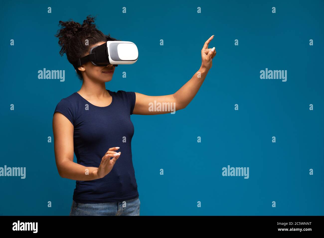 Donna nera millenaria che usa la realtà virtuale con senso di immersione Foto Stock