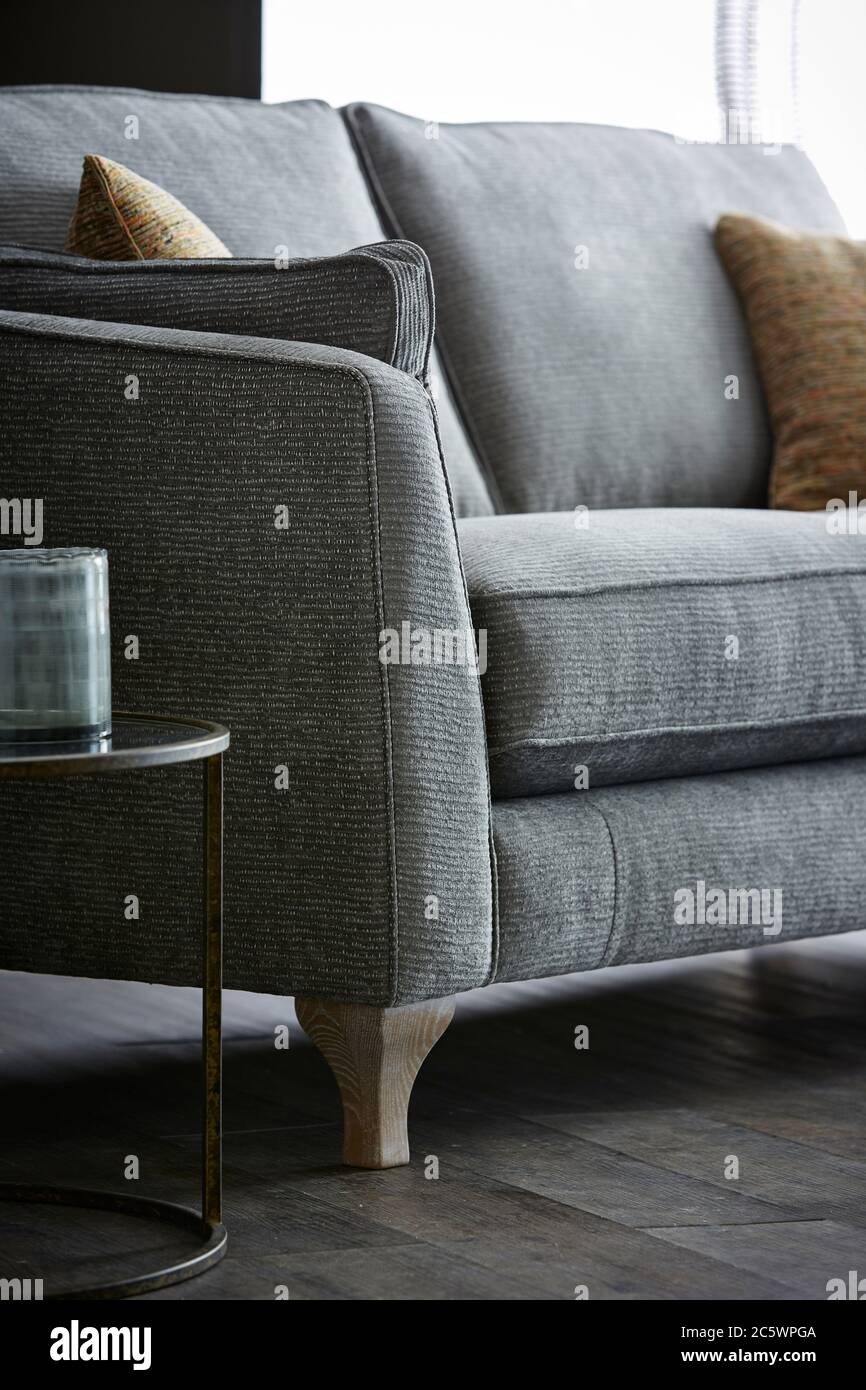Primo piano di un comodo divano con cuscini nel soggiorno Foto Stock