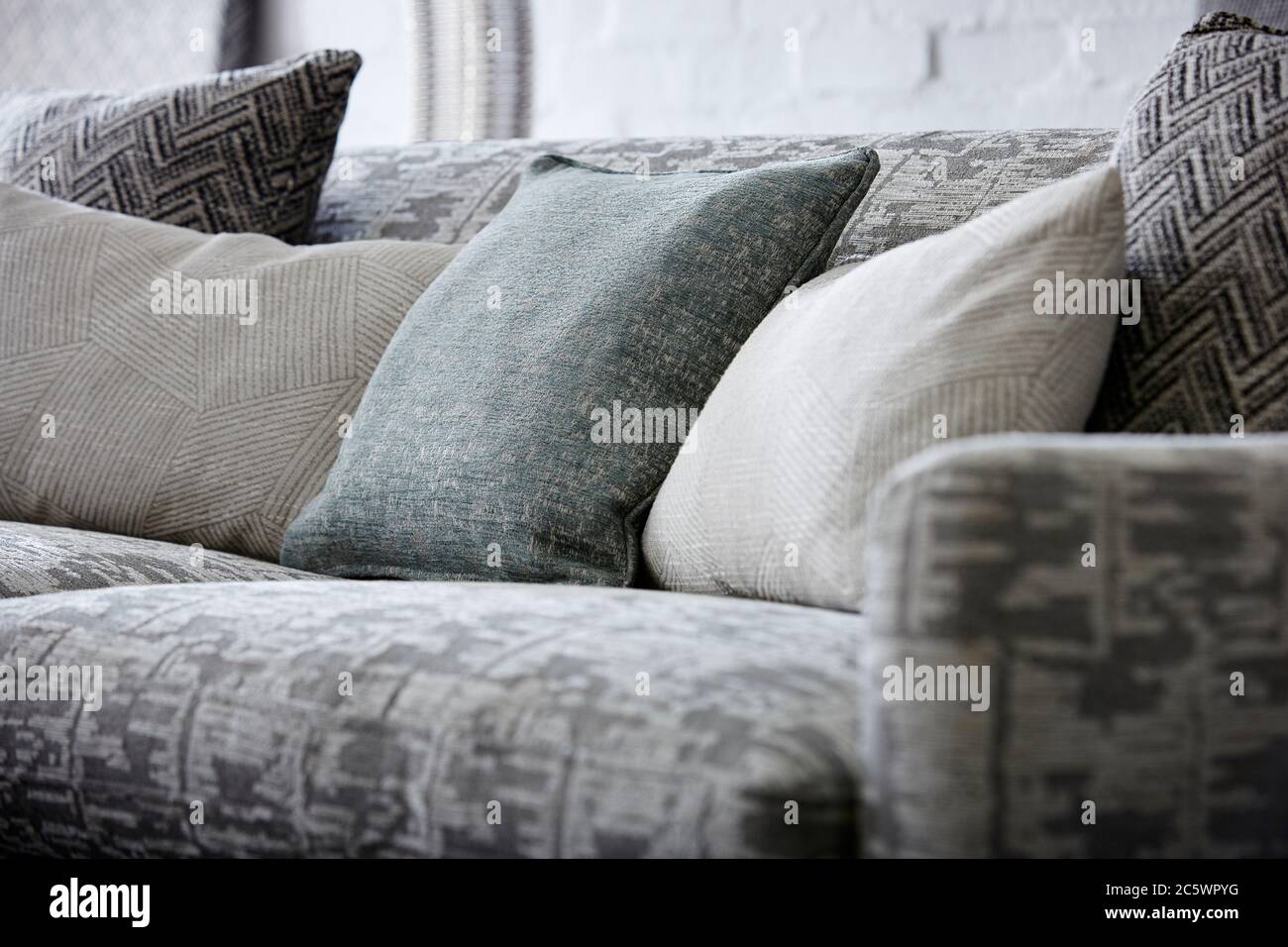 Primo piano di cuscini su un comodo divano nel soggiorno Foto Stock