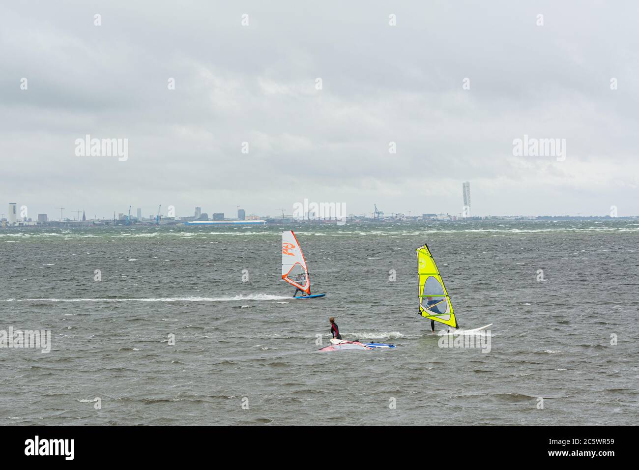 Malmo, Svezia - 5 luglio 2020: I windsurfisti praticano le loro abilità in una giornata estiva tempestosa. Foto dall'esterno di Lomma Foto Stock