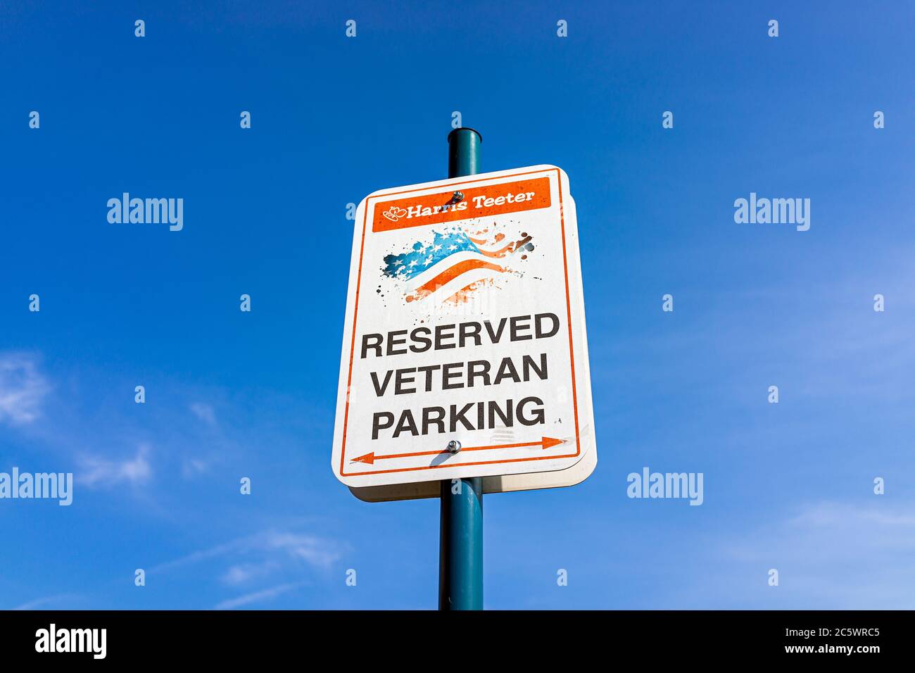 Warrenton, USA - 9 giugno 2020: Cartello parcheggio per veterani al negozio di alimentari Harris Teeter Kroger isolato contro il cielo Foto Stock