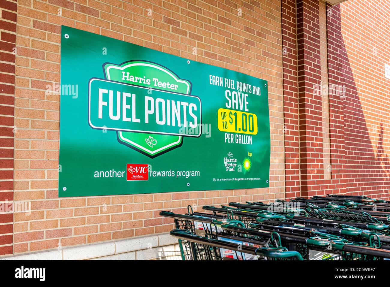 Warrenton, USA - 9 giugno 2020: Firma l'ingresso per il programma di fedeltà dei punti di carburante al negozio di alimentari Harris Teeter Kroger in Virginia con nessuno un Foto Stock