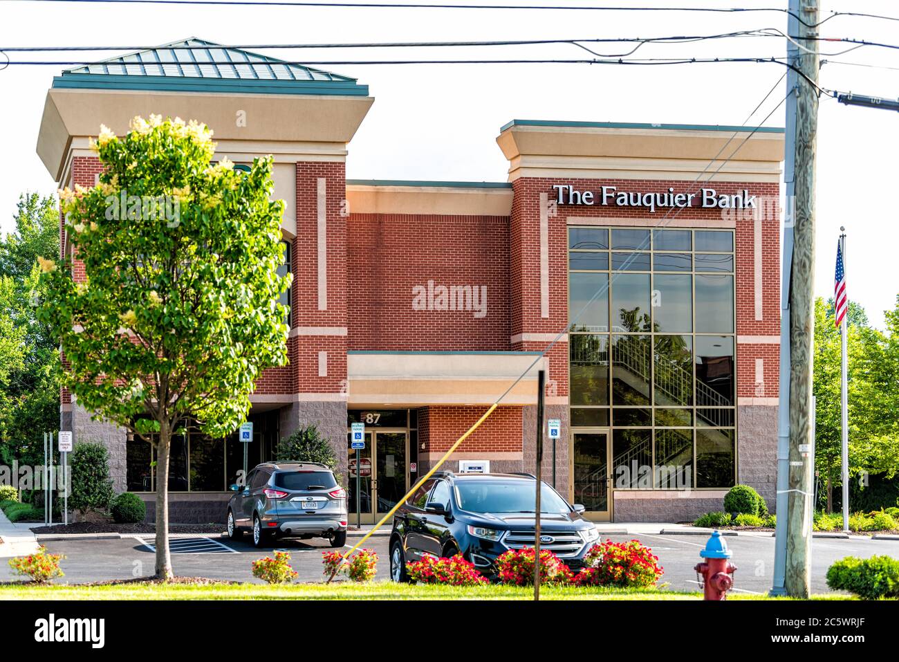 Warrenton, USA - 9 giugno 2020: Segno per il commercio della contea di Fauquier e parcheggio in Virginia con nessuno e architettura di mattoni Foto Stock