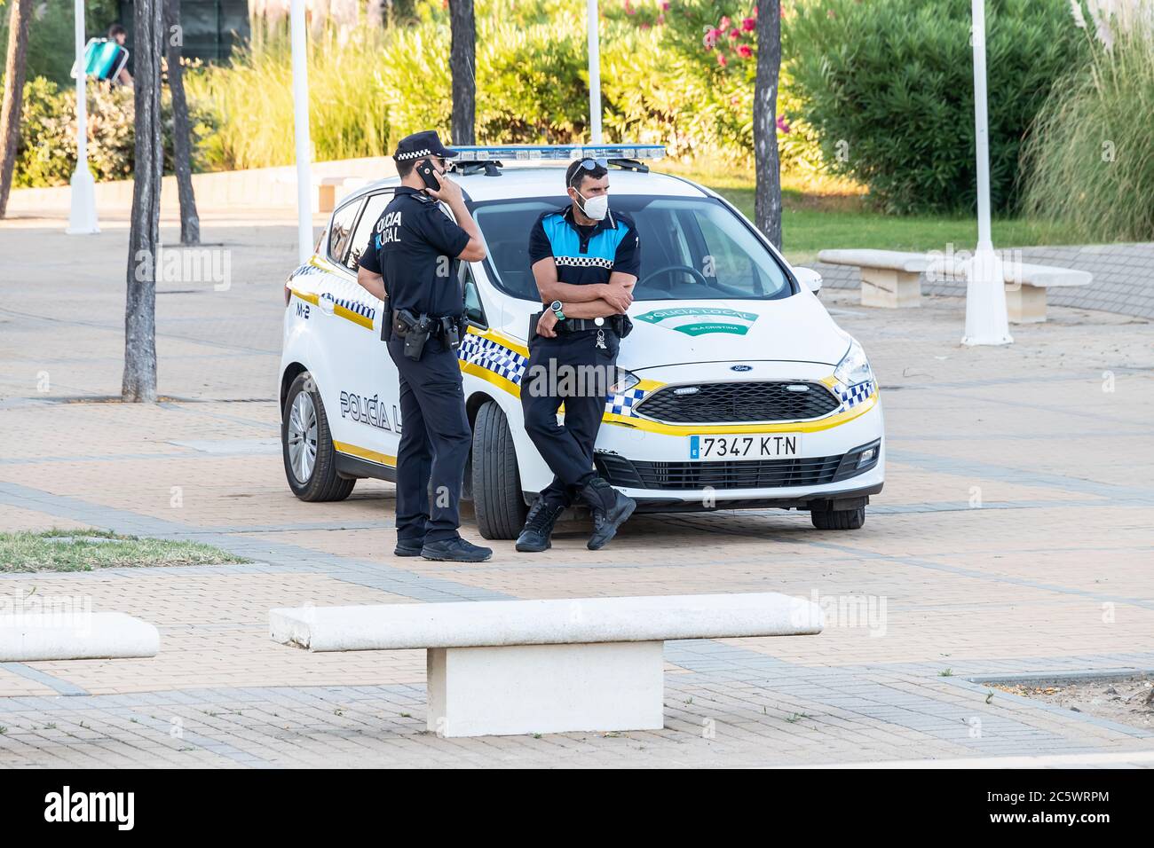 Huelva, Spagna - 4 luglio 2020: Polizia spagnola con il logo 'polizia locale' su uniforme mantenere l'ordine pubblico nella passeggiata sulla spiaggia di Islantilla Foto Stock