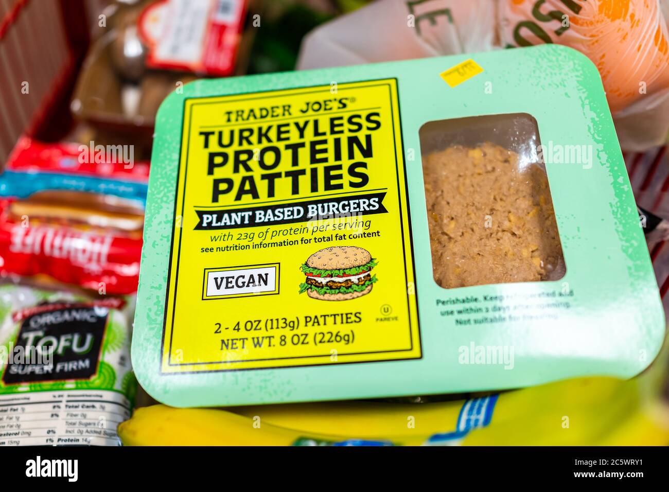 Reston, USA - 11 giugno 2020: Tacchino meno vegan piante a base di proteine polpette hamburger venduti in Trader Joe's come cibo trendy nel carrello della spesa da tofu Foto Stock