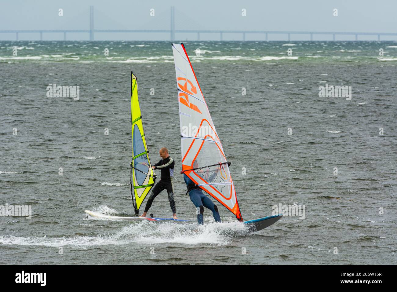 Malmo, Svezia - 5 luglio 2020: I windsurfisti praticano le loro abilità in una giornata estiva tempestosa. Foto dall'esterno di Lomma Foto Stock