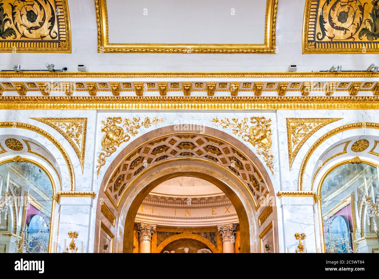 Varsavia, Polonia - 20 dicembre 2019: Grande architettura interna del Palazzo sull'isola di Warszawa Lazienki o Parco delle Terme reali con soffitto ad arco Foto Stock