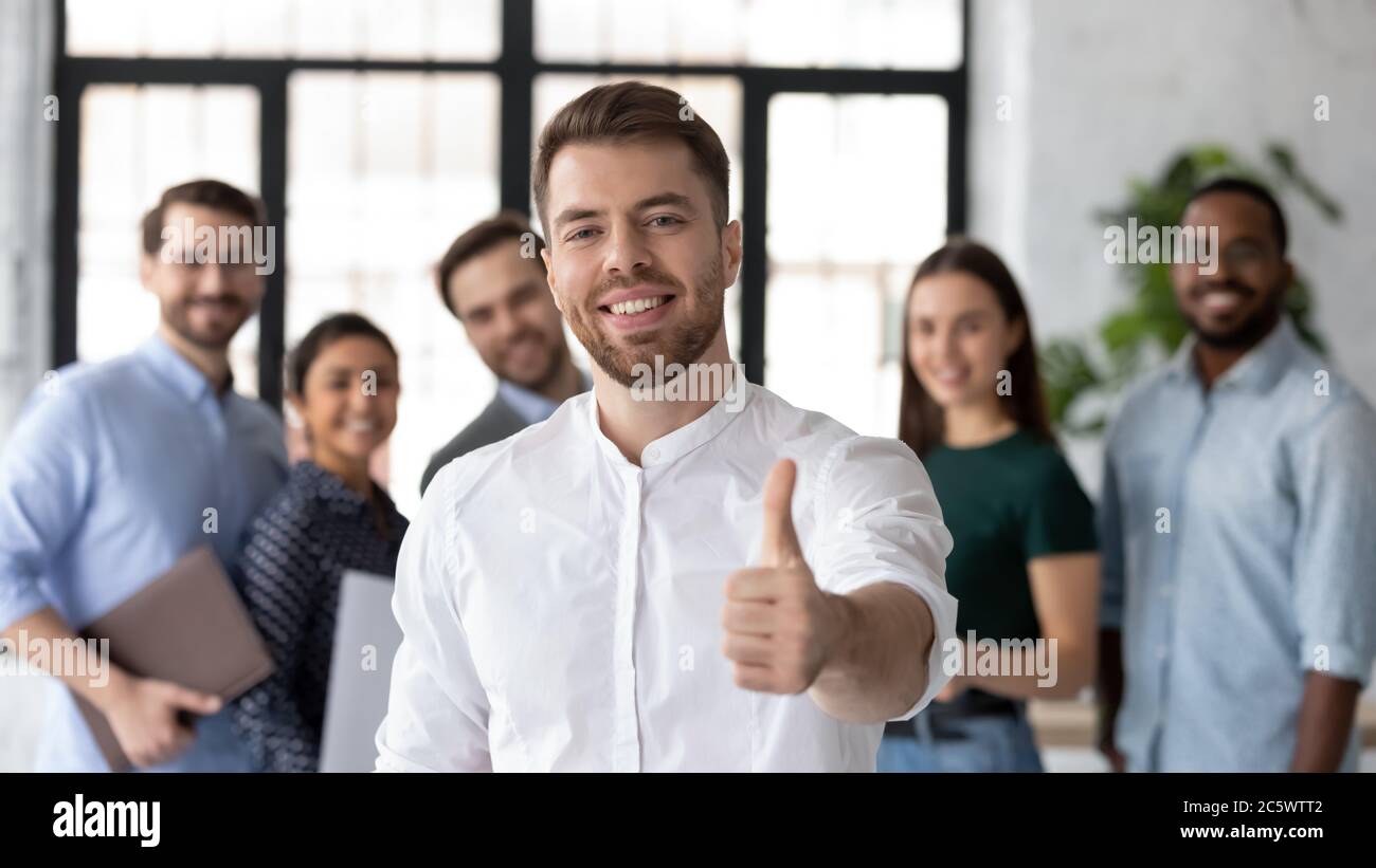 Il cliente è soddisfatto del servizio che mostra i pollici in su esprimere il feedback positivo Foto Stock