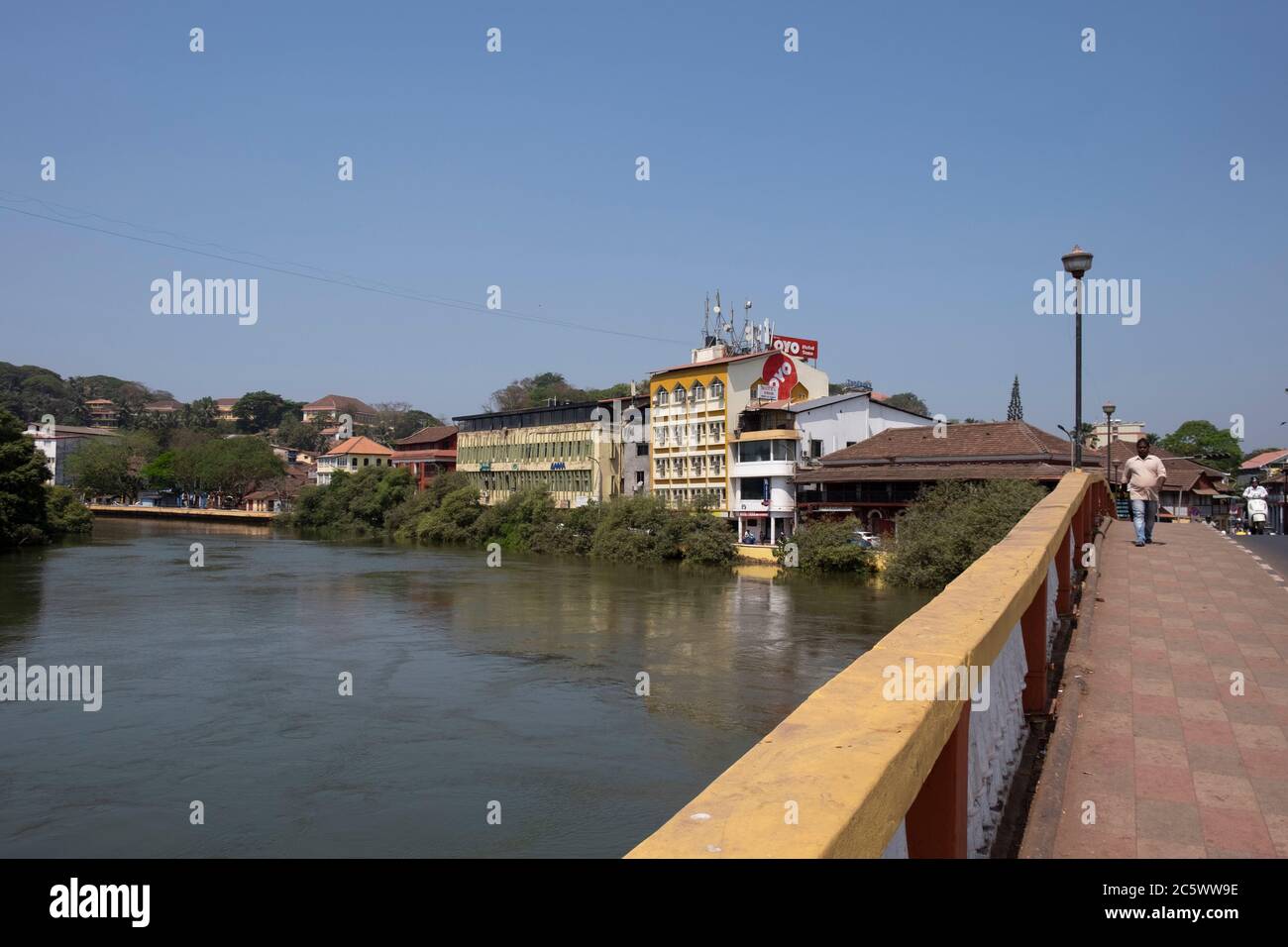 Vista dal vecchio ponte di Pato del torrente Ourem a Panajim, Goa, India. Foto Stock