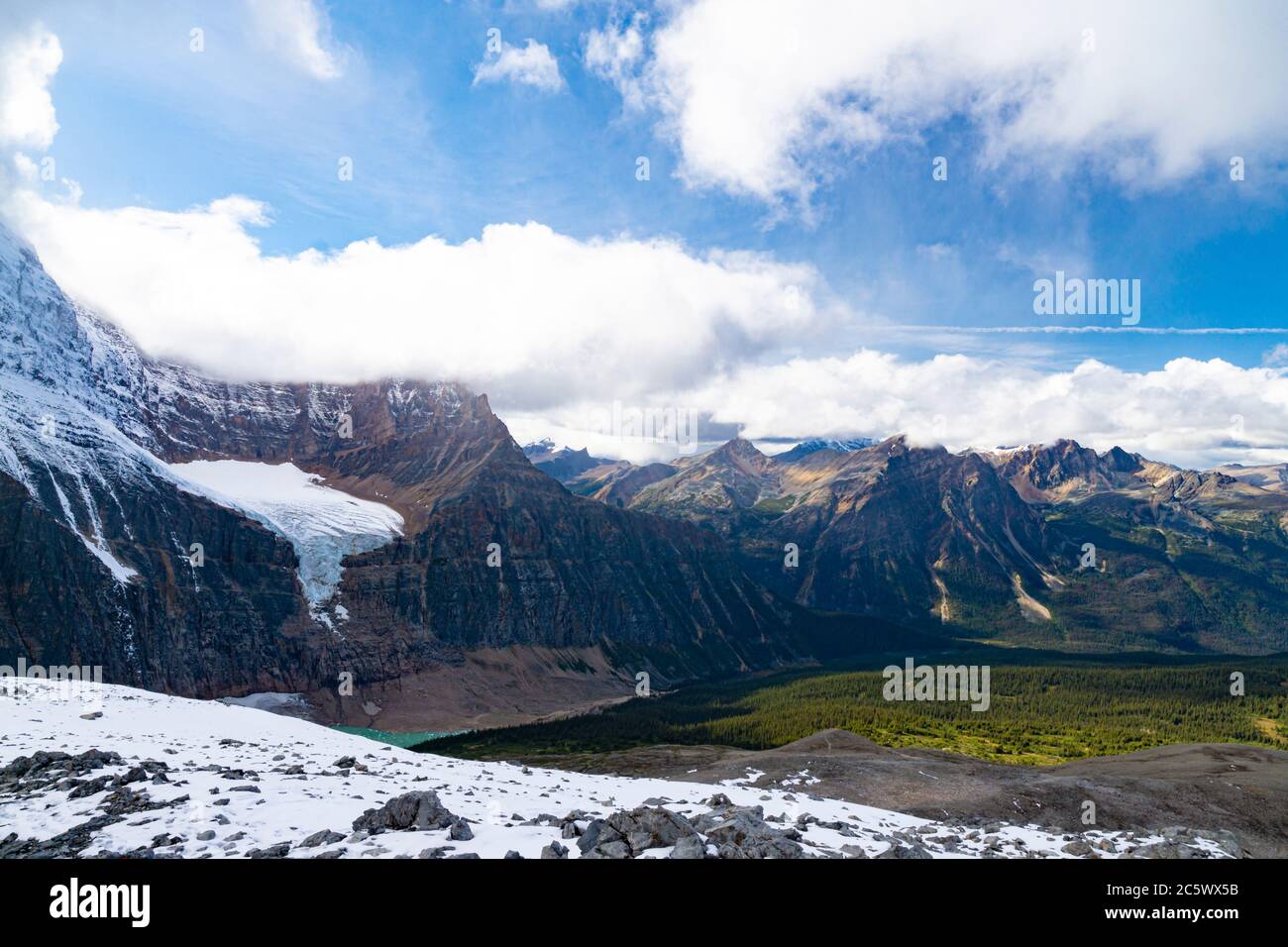Paesaggio roccioso di montagna con vasta gamma di cime in Wilderness Foto Stock