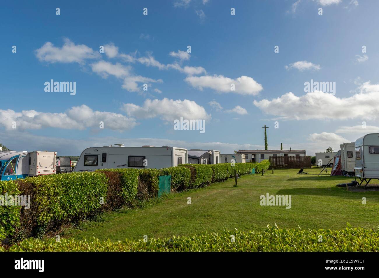 Timoleague, West Cork, Irlanda. 5 luglio 2020. Il parco caravan di Sexton a Timoleague è stato pieno di roulotte, camper e tende questo fine settimana dopo la riapertura di lunedì 29 giugno per la prima volta quest'anno. Credit: Notizie dal vivo di AG/Alamy Foto Stock