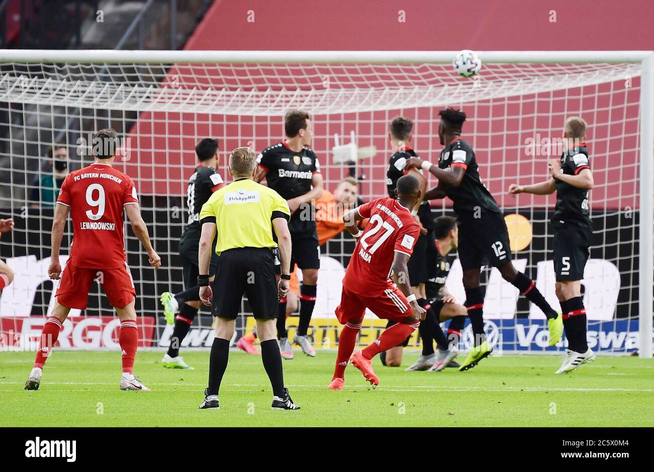 Berlino, Germania, 4 luglio 2020, David ALABA, FCB 27 punteggi, spara obiettivo per 1-0, spara in gol, tiro, tiro, calcio libero, al DFB Pokal Final match FC BAYERN MUENCHEN - BAYER 04 LEVERKUSEN in stagione 2019/2020 am matchday x. FCB Foto: © Peter Schatz / Alamy Live News //Kevin Voigt/Jan Huebner/Pool - LE NORMATIVE DFB VIETANO L'USO DI FOTOGRAFIE come SEQUENZE DI IMMAGINI e/o QUASI-VIDEO - Notizie nazionali e internazionali FUORI uso editoriale Foto Stock