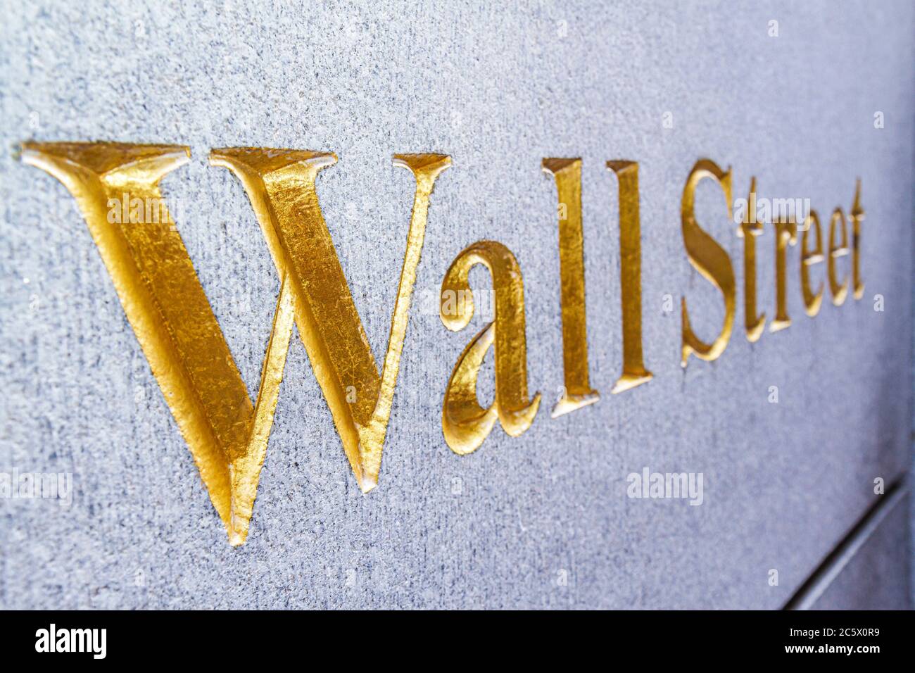 New York City, New York NYC Lower, Manhattan, quartiere finanziario, Borsa, NYSE, FiDi, Wall Street, cartello, vernice oro, lettera incisa, simbolo, valuta, denaro, NY11040 Foto Stock