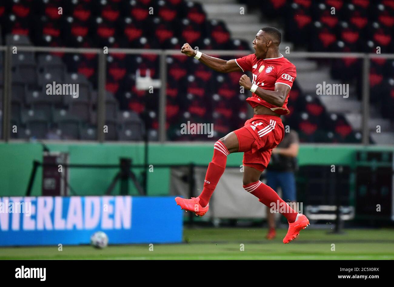 Berlino, Germania, 4 luglio 2020, David ALABA, FCB 27 celebra il suo obiettivo, felice, ridere, celebrazione, 1-0 al DFB Pokal Final match FC BAYERN MUENCHEN - BAYER 04 LEVERKUSEN nella stagione 2019/2020 am matchday x. FCB Foto: © Peter Schatz / Alamy Live News //Kevin Voigt/Jan Huebner/Pool - LE NORMATIVE DFB VIETANO L'USO DI FOTOGRAFIE come SEQUENZE DI IMMAGINI e/o QUASI-VIDEO - Notizie nazionali e internazionali FUORI uso editoriale Foto Stock