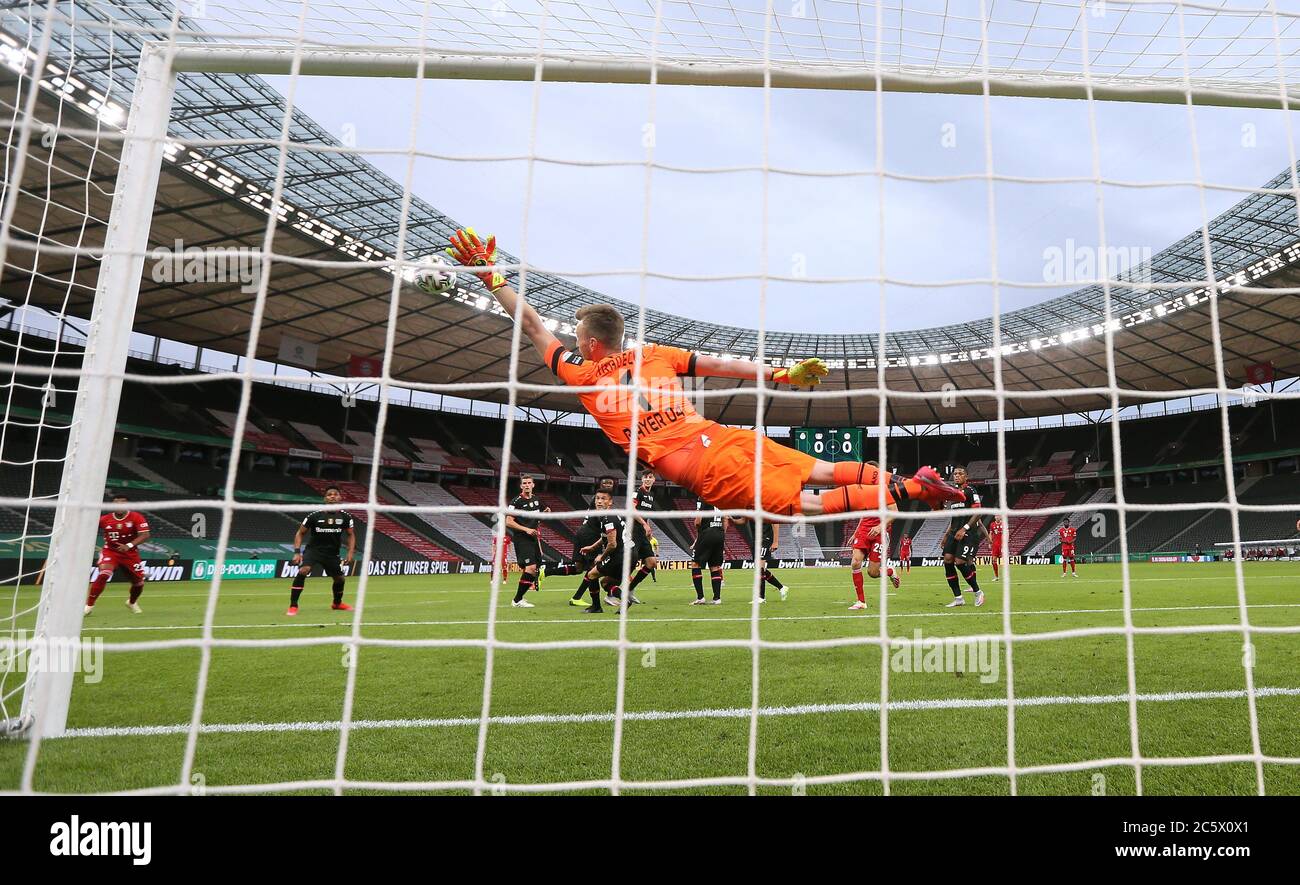 Berlino, Germania, 4 luglio 2020, David ALABA, FCB 27 punteggi, spara gol per 1-0, Lukas HRADECKY, Lev 1 al DFB Pokal Final match FC BAYERN MUENCHEN - BAYER 04 LEVERKUSEN nella stagione 2019/2020:00 giorno x FCB Foto: © Peter Schatz / Alamy Live News //Jürgen Fromme/firosportphoto/Pool - LE NORMATIVE DFB VIETANO QUALSIASI USO DI FOTOGRAFIE come SEQUENZE DI IMMAGINI e/o QUASI-VIDEO - News-Agenzie nazionali e internazionali FUORI uso editoriale Foto Stock