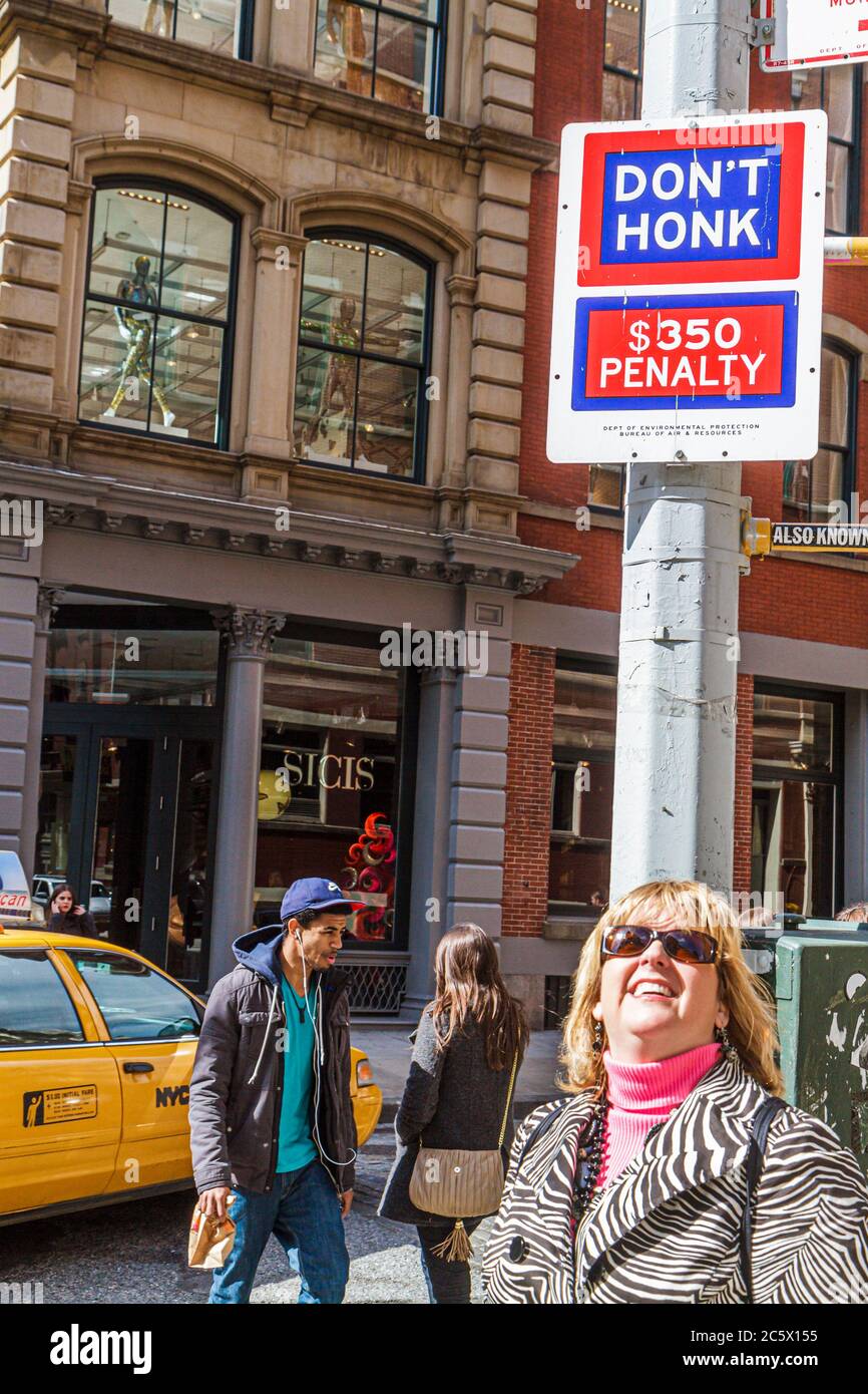 New York,New York City,NYC,Lower,Manhattan,SoHo,Broome Street,Cast Iron Historic District,Neighborhood,Street warning,penalità,no honking, Foto Stock