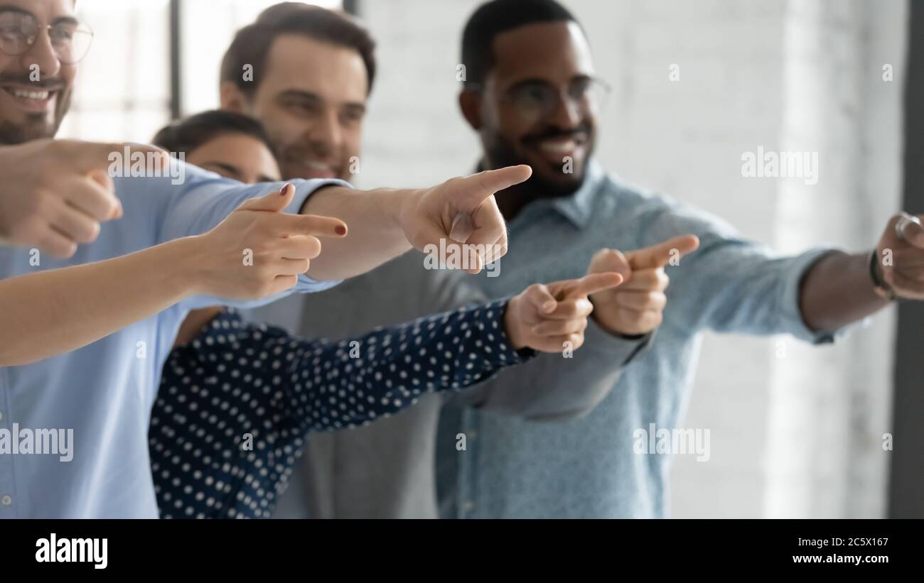 Gruppo di persone multietniche che punta il dito da parte del concetto di opportunità di carriera Foto Stock