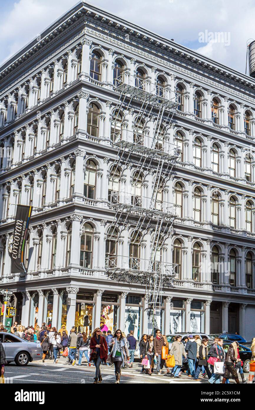 New York City, NYC NY Lower, Manhattan, SoHo, Cast Iron Historic District, architettura Broome Street, Broadway, edificio Haughwout, incrocio affollato, mult Foto Stock